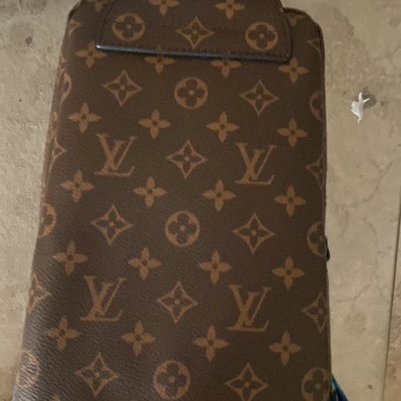 Louis Vuitton cross body bag - Picture 4 of 4